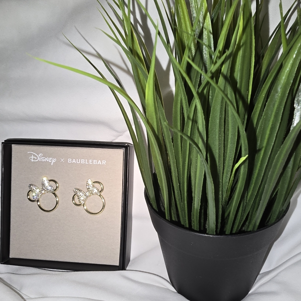 Minnie Mouse Earrings NWT